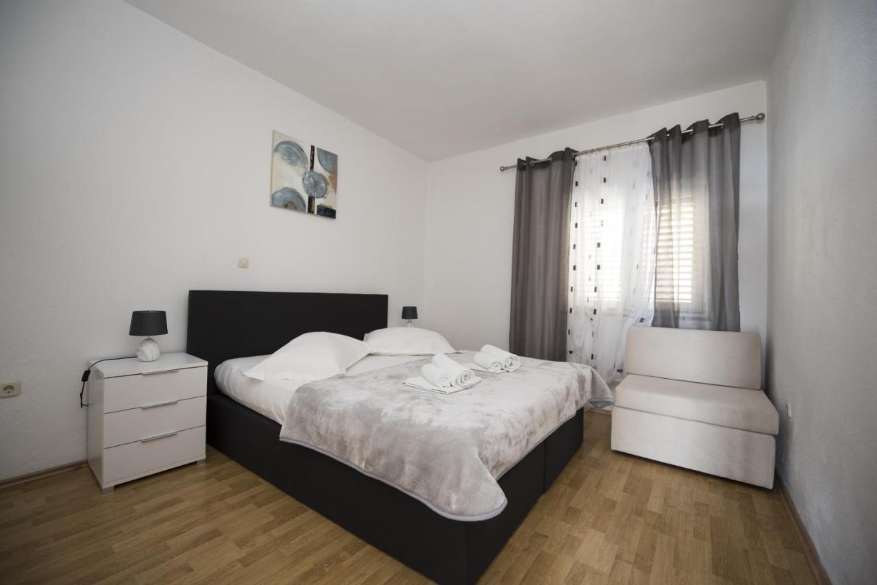 Apartments With A Parking Space Brela, Makarska - 16603 Exterior foto